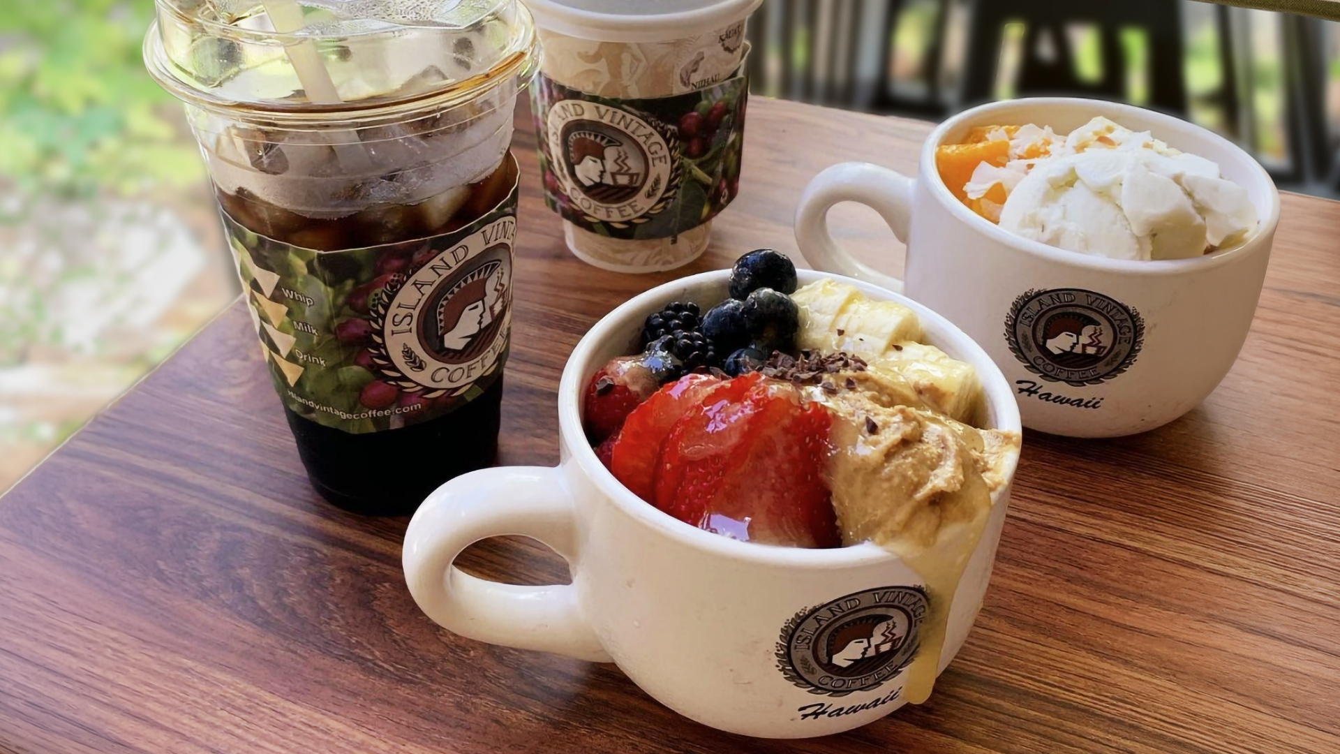 Island Vintage Coffeeのアサイーボウルとドリンク
